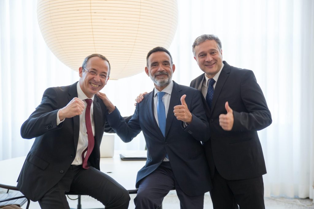 business-men-with-thumbs-up